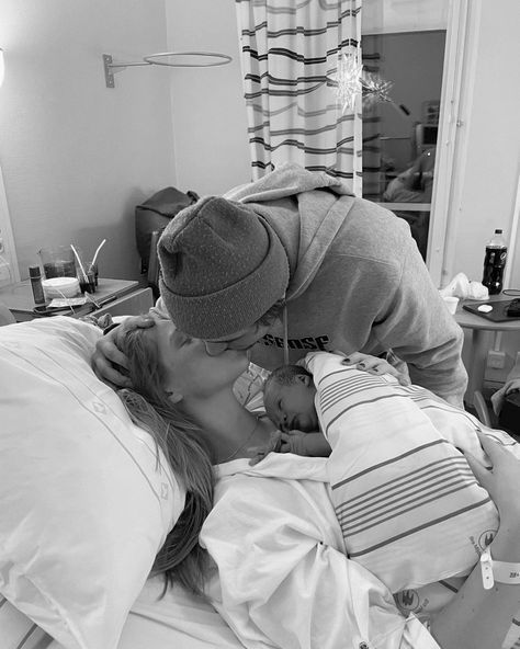 Cute Hospital Pictures Couples, Hospital Relationship, Hospital Pregnancy Pictures, Dad And Baby Aesthetic, Baby Vision Board, New Mom Aesthetic, Family Goals Aesthetic, Hospital Aesthetic, Baby Hospital Photos