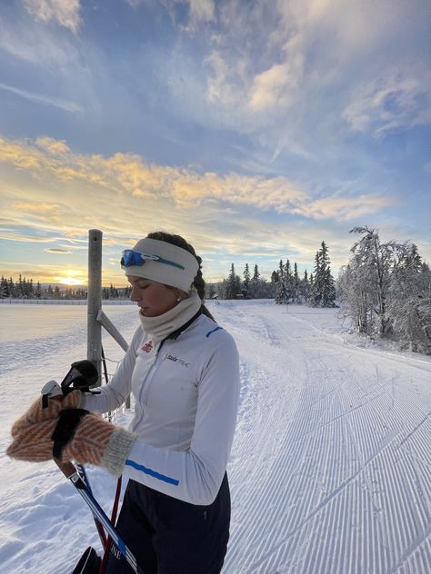 Cross Country Ski Outfit, Crosscountry Skiing Outfit, Xc Skiing Aesthetic, Cross Country Skiing Aesthetic, Cross Country Skiing Outfit, Skiing Hairstyles, Xc Skiing, Roller Skis, Skiing Aesthetic