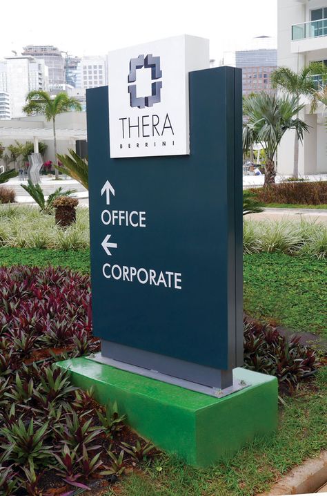 Totem direcional Directional Signs Design, Monument Signage, Pylon Signage, Corporate Signage, Hotel Signage, Pylon Sign, Commercial Office Design, Architectural Signage, Signage Signs