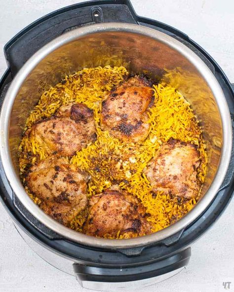 Chicken And Yellow Rice, Halal Chicken, Yellow Rice Recipes, Turmeric Rice, Yellow Squash Recipes, Chicken Over Rice, Clean Eating Chicken, Pressure Cooker Chicken, Rice Dinner