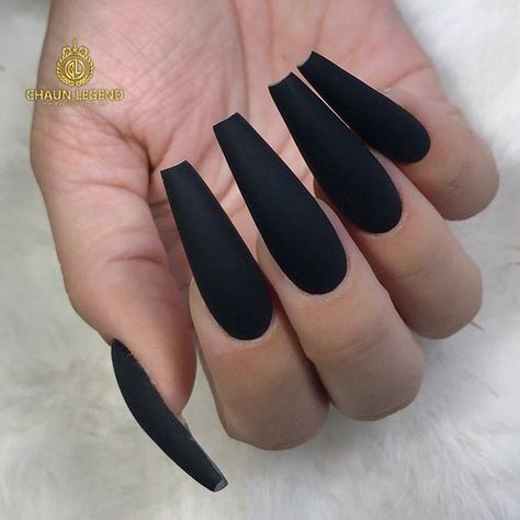 Classic black in matte by @chaunlegend 😍 Ugly Duckling Nails page is dedicated to promoting quality, inspirational nails created by International Nail Artists💖 #nailartaddict #nailswag #nailaholic #nailart #nailsofinstagram #nailarti Cna Nails, Finger Claws, Hair Goal, Black Coffin Nails, Coffin Nails Matte, Pointy Nails, Matte Black Nails, Black Acrylic Nails, Black Designs