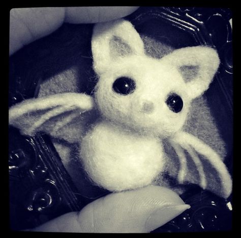 Adorable felted bat Animal Needle Felting, Needle Felted Skull, Halloween Felting Ideas, Felting Animals Easy, Spooky Needle Felting, Creepy Needle Felting, Goth Needle Felting, Small Needle Felting Projects, Halloween Needle Felting Ideas