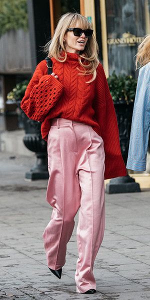 Mode Monochrome, Pink Pants Outfit, Outfits Quotes, Colour Blocking, Red Sweater, Pink Pants, Mode Inspo, Fashion Street Style, Fall Street Style