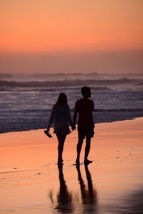 Couples On The Beach At Night, Photos Couple Mignon, Heart Bones, Goals Pictures, Cute Couples Photos, Relationship Goals Pictures, Trik Fotografi, Photo Couple, Couple Photography Poses