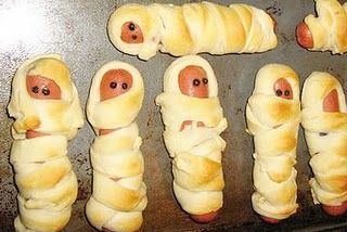 Hilarious!! Mummy Dogs for Halloween Mummy Hot Dogs, Mummy Dogs, Halloween Fest, Halloween Mummy, God Mat, Halloween Food For Party, Kid Food, Fun Kids Food, Halloween Recipes