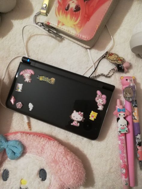 My dsi Dsi Xl Aesthetic, Dsi Xl, Nintendo Dsi, Kawaii Games, Ac New Leaf, Tech Aesthetic, Cell Phone Charms, Retro Gadgets, Gaming Tech