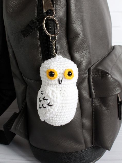 Harry Potter Keychain, Harry Potter Crochet, Harry Potter Owl, Crochet Owls, Harry Potter Items, Anniversaire Harry Potter, Mode Crochet, Crochet Keychain Pattern, Harry Potter Crafts