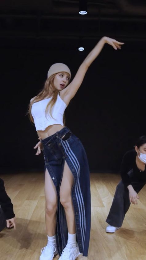 Lisa Money Outfit Inspired, Lisa Practice Outfit, Lisa Jeans Outfit, Lisa Dance Outfit, Lisa Dance Practice Outfit, Lisa Money Outfit, Lisa Style Outfits, Lisa Outfits Casual, Blackpink Outfit Inspired