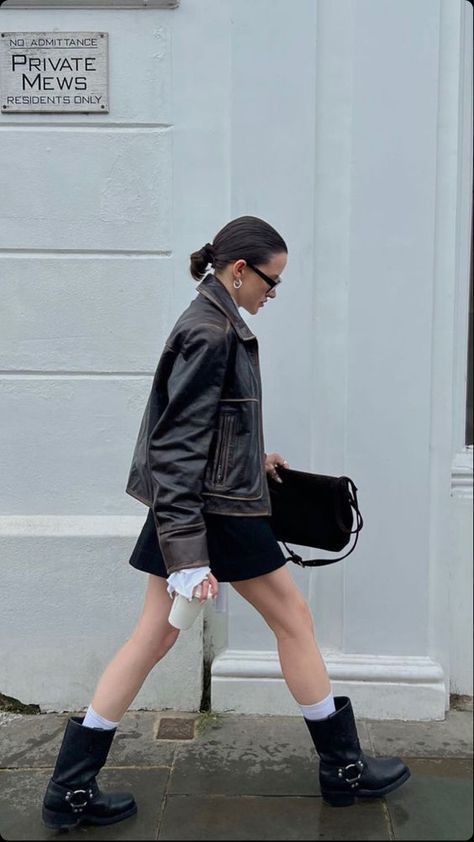 Techno Street Style, Biker Boots Street Style, Biker Boots Outfit 2023, Engineer Boots Outfit Womens, Miu Miu Boots Outfit, Moto Boots Outfit 2023, Moto Boot Outfit, Rider Boots Outfit, Harness Boots Outfit