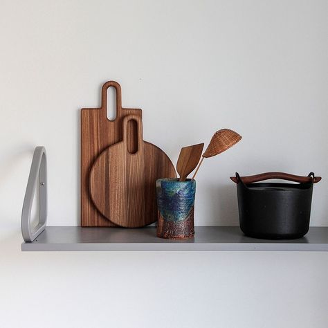 The best kitchen decor ideas: a quick and easy makeover | Design Stories Natural Aesthetic, Finnish Design, Hanging Storage, Solid Wood Furniture, Wooden Board, Chopping Board, Wood Board, Wood Texture, Board Design