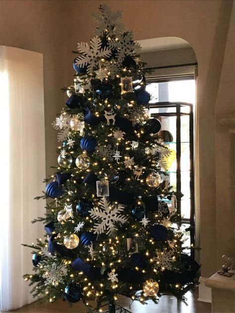 Christmas Tree Inspiration Blue And Silver, Chismas Ideas Tree, Christmas Navy Blue Decor, White And Blue Ornaments Christmas Tree, Navy Gold And Silver Christmas Tree, Navy Xmas Decorations, Navy Blue Tree Decorations, Navy Tree Decorations, Blue And White Ornaments Christmas Tree