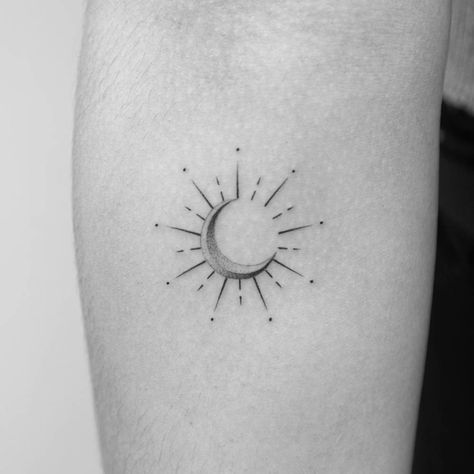 Minimalistic style sun and moon tattoo located on the Sole Tattoo, Apollo Tattoo, Tattoos Black Women, Eclipse Tattoo, Tattoo Sonne, Luna Tattoo, Mom And Daughter Tattoos, Moon Sun Tattoo, Tattoo Moon