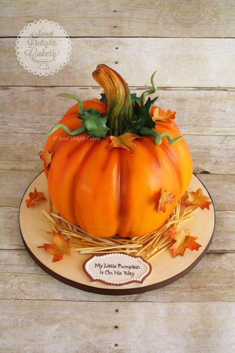 ༺༒༻ Pumpkin Patch Cake, Pumpkin Shaped Cake, Pumpkin Cake Easy, Halloween Pumpkin Cake, Pumpkin Bundt Cake, Thanksgiving Cakes, Thanksgiving Treats, Fall Cakes, Mini Cake