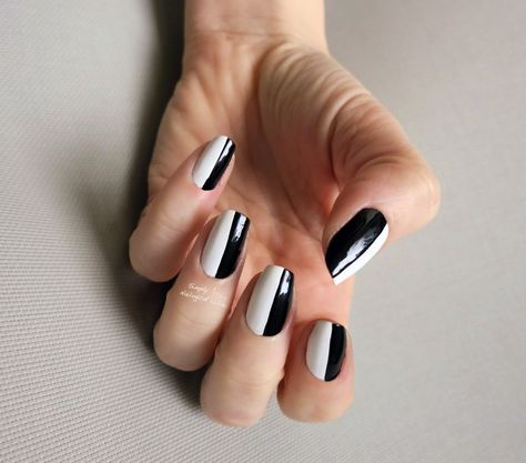 Work appropriate mani Monday: Split personality black and white nails by simplynailogical Nails White And Black Design, Nail Art In Black, Black Design Nails, Nails White And Black, Simply Nailogical, Personality Art, White And Black Design, Black And White Nail Art, Mani Monday