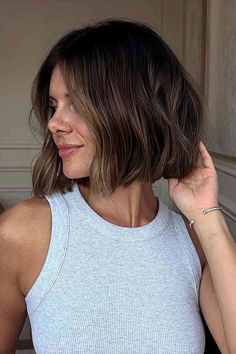 Above-the-Shoulder Lived-In Neck-Length Bob Haircut Above The Shoulder Haircuts, Short Summer Haircuts, Neck Length Hair, Shoulder Haircut, Rambut Brunette, Brunette Bob, Short Brown Hair, Shoulder Hair, New Hairstyle