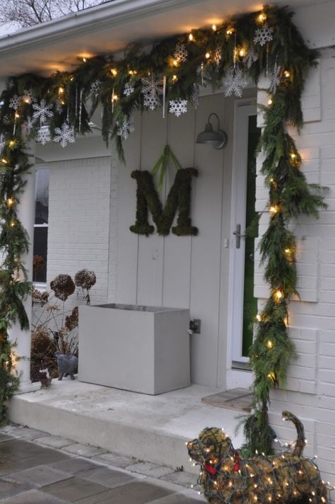 Outdoor Christmas decorating ideas | http://www.littlepieceofme.com/home-decor/outdoor-christmas-decorating-ideas/ Front Porch, Porch, Christmas