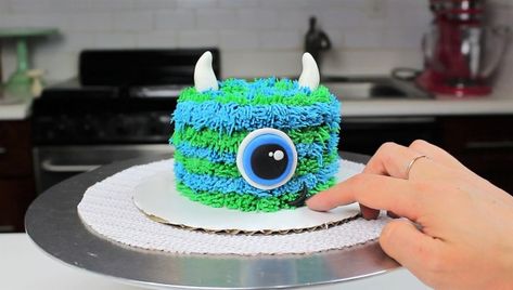 The cutest monster smash cake! This small blue and green smash cake is perfect for any first birthday, and is sure to be big hit at any kid's party!! Easy Smash Cake, Monster Smash Cake, Smash Cake Ideas, Monster Smash Cakes, Baked By Melissa, Monster 1st Birthdays, Smash Cakes, Monster Cake, Monster Birthday Parties