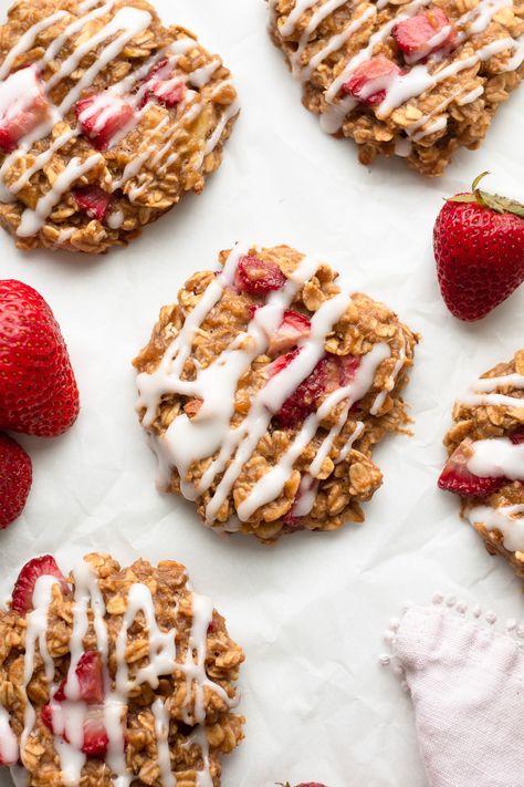 overhead shot of glazed cookies Strawberry Breakfast Cookies, Strawberries And Cream Oatmeal, Strawberry Breakfast, Strawberry Oatmeal, Peanut Butter Roll, Pantry Ingredients, Summer Breakfast, Strawberry Cookies, Oats Breakfast