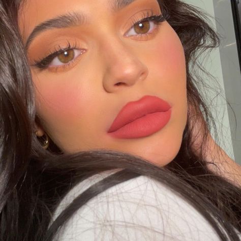 Kylie Jenner on Twitter: "just restocked some lip kits on https://t.co/bDaiohhXCV 🤍 which shade is your favorite? ✨… " Versace Crop Top, Vintage Makeup Looks, Lip Liner Set, Kylie Jenner Lips, Kylie Lips, Kylie Kristen Jenner, Older Women Fashion, King Kylie, Vintage Makeup