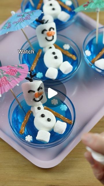 Christmas Jello Cups For Kids, Olaf Jello Cups, Frozen Cupcake Ideas, Olaf Jello, Disney Pretzel, Frozen Themed Food, Jello Shooters, Frozen Party Ideas, Christmas Jello