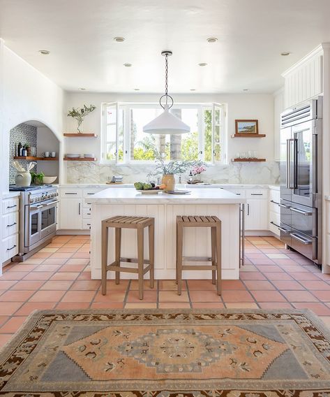 Spanish Style Kitchen And Living Room, Spanish Style Kitchen Decor Ideas, Minimalist Hacienda Style, Saltillo Tile Interior Design, Hacienda Inspired Kitchen, Spanish Ranch Style Homes Kitchen, Spanish Style Interior Design Kitchen, Spanish Villa Style Kitchen, Spanish Home Inspiration