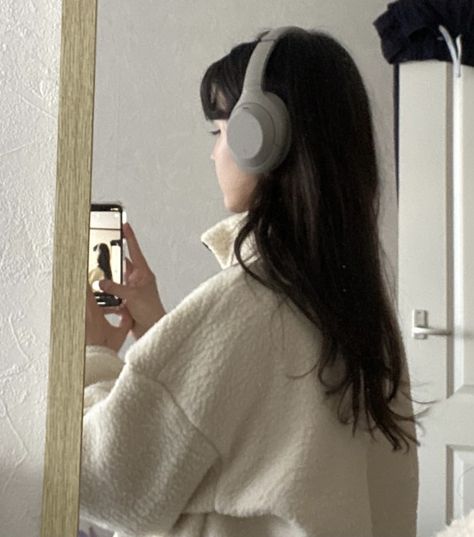 Headphones Aesthetic Sony, Sony Xm4 Aesthetic, Sony Xm5 Headphones Aesthetic, Winter Fashion Skirts, Sony Headphones Aesthetic, Grey Headphones, Sony Xm4, Headphone Girl, Headphone Aesthetic