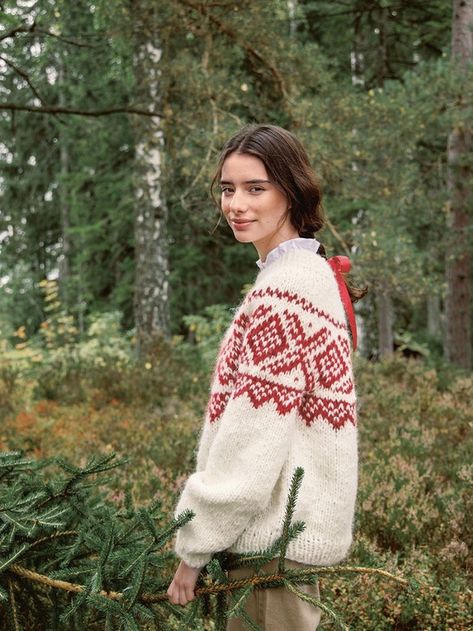 Motif Fair Isle, Work Sweaters, Nordic Sweater, Extra Yarn, The Giver, Cozy Gift, Fair Isle Knitting, Fair Isle Sweater, Sweater Knitting Patterns