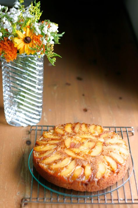 Nectarine Cake, Summer Fruit Desserts, Nectarine Recipes, Apple Pie Recipe Homemade, Opening A Bakery, My Favorite Recipes, Baking Kitchen, Just Eat It, Raisin Cookies