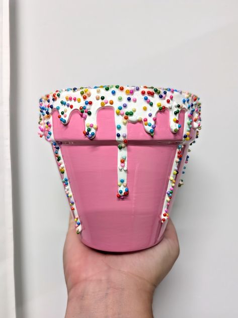 Birthday Cake - This 4 inch pot sure is a sweetie! This adorable planter would look so cute paired with a favorite succulent plant. This plant pot is perfect for a birthday gift or decor for a birthday party. Painted in creamy pink acrylic and dripping with white acrylic frosting. Topped with faux rainbow sprinkles to add a touch of sweetness!   This terracotta pot was treated with a water sealant prior to painting and does have a drainage hole. The interior is sealed with a gloss varnish. The e Cute Planters Pots Diy, Cute Plant Pots Painting, Garden Pot Painting, Succulent Pot Ideas Diy, Diy Flower Pot Ideas, Pots Design Ideas, Can Painting Ideas, Pottery Paint Ideas, Paint Plant Pots