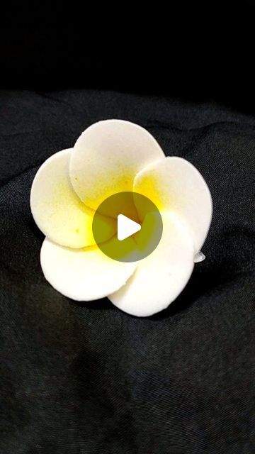 Fondant Icing Flowers, Fondant Hawaiian Flowers, How To Make Flower Fondant, Simple Fondant Flowers, Diy Cake Flowers, Fondant Designs Decoration, Easy Clay Flowers, Easy Fondant Cakes, Fondant Toppers Tutorial