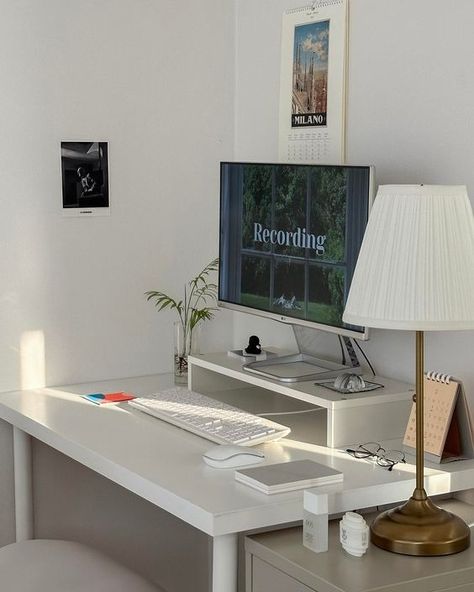 stella 🕊️ в X: «a clean workspace https://t.co/meLEsScnki» / X White Desk Setup, Clean Desk, Desk Inspiration, Office Room Decor, Room Desk, Workspace Inspiration, Minimalist Room, Home Office Setup, Modern Home Office