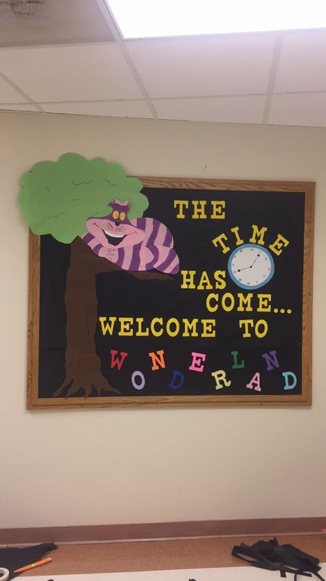 Alice In Wonderland Art Activities, Ra Bulletin Boards Welcome To College, Alice In Wonderland Bulletin Board Ideas, Alice In Wonderland Ra Board, Alice In Wonderland Classroom Ideas, Alice In Wonderland School Decorations, Alice In Wonderland Classroom Decoration, Cartoon Bulletin Board Ideas, Disney Classroom Theme Daycare