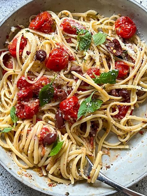 Pasta With Kalamata Olives, Linguini Pasta, Blistered Tomatoes, Pesto Sauce For Pasta, Puttanesca Sauce, Cherry Tomato Recipes, Pasta Varieties, Cherry Tomato Pasta, Olive Recipes