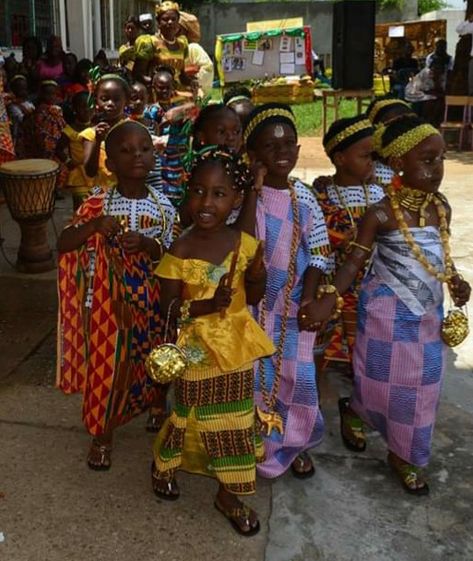 Angolan Traditional Dress, West African Aesthetic, Ivorian Culture, Ghana Clothing, Kenyan Culture, Ivory Coast Africa, Ghana Culture, School Bench, African Aesthetic