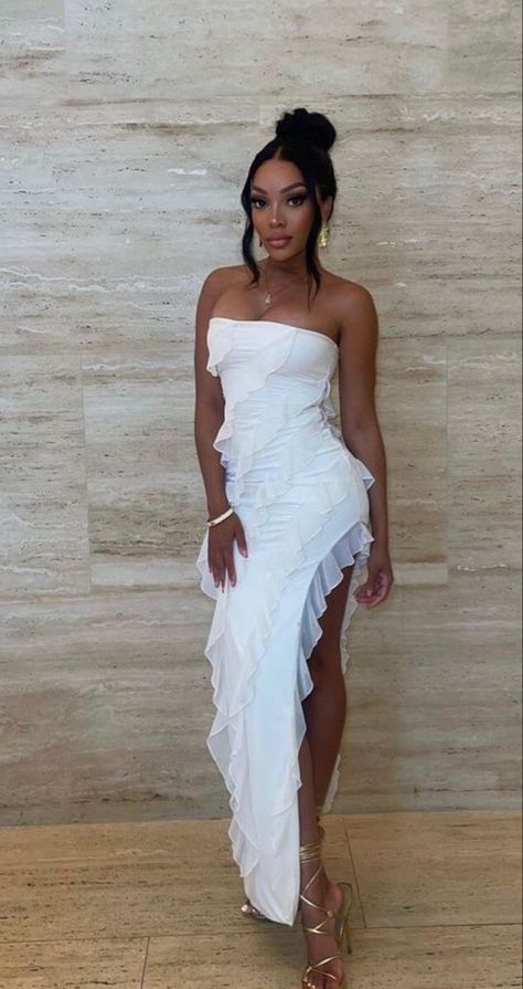 White Birthday Dinner Dress, Short White Dress Black Women, All White Dress Outfit Classy, Baddie Dresses Formal, White Dress Gold Accessories, White Birthday Dress Black Women, White Outfits For Women Party, White Dress Birthday Outfit, White Classy Outfit