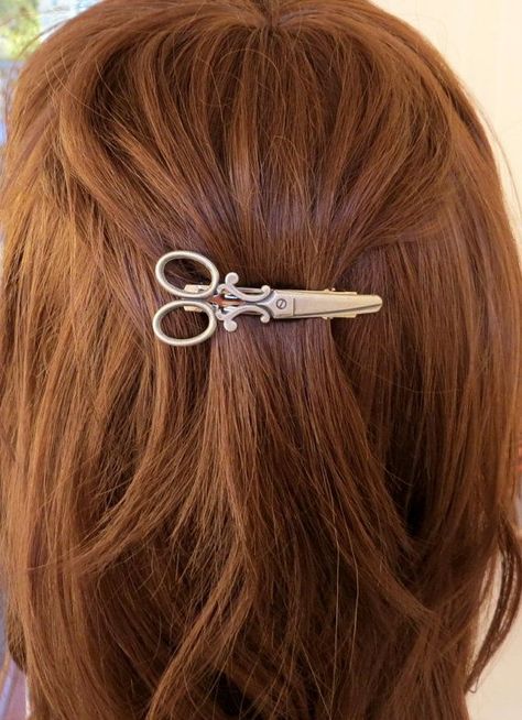 Scissor hair clip. Unique Hair Accessories, French Hair, French Barrette, Funky Jewelry, Unique Hairstyles, Bijoux Diy, Hair Pin, Jewelry Inspo, Cosmetology