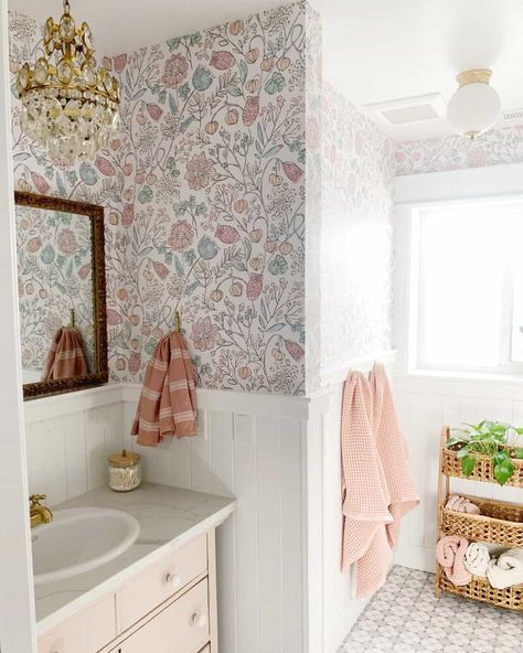 Light Pink Vanity, Bathroom Wainscoting Ideas, Colorful Floral Wallpaper, Grey Tile Pattern, Black Wainscoting, Warm Wood Flooring, White Beadboard, Wainscoting Bathroom, Basket Stand