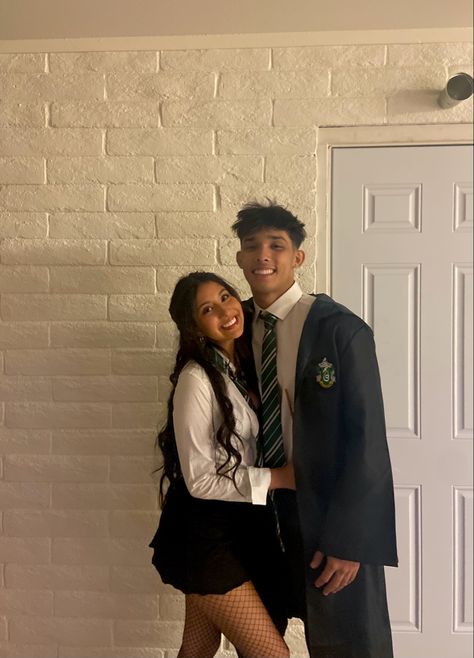 Couple Harry Potter Costumes, Harry Potter And Hermione Costume, Wizard Couple Costume, Harry Potter Couples Costumes, College Halloween Costume Ideas Couples, Harry Potter Costumes For Women, Harry Potter Disfraz, Harry Potter Couple Costume, Couple Carnival