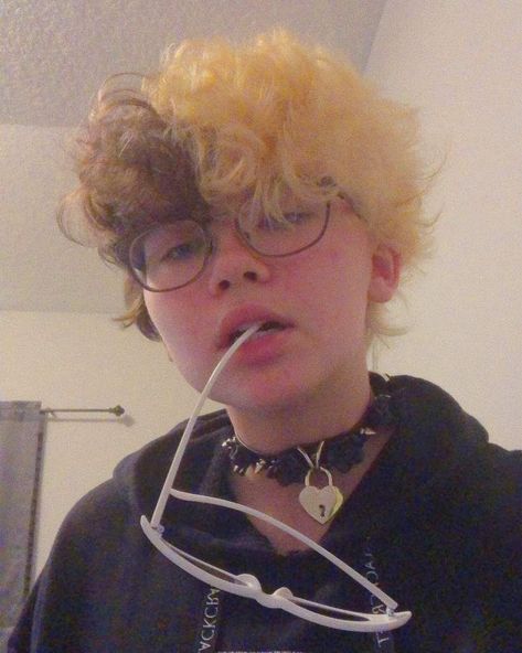 a fun split dye Split Dyed Hair Boy, Goblincore Hairstyles, Skater Hair, Non Binary Haircuts, Androgynous Haircut, Split Dye, Dyed Hair Men, Androgynous Hair, Split Dyed Hair