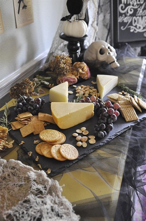 Beetlejuice Dinner, Sophisticated Halloween Party, Classy Halloween Party, Halloween Cheese, Diy Halloween Party, Country Halloween, Dulces Halloween, Classy Halloween, Halloween Party Dinner