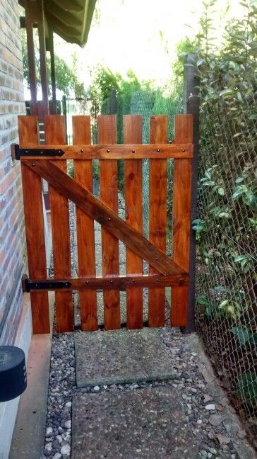 Farmhouse Fence Ideas, Fence Ideas Diy, Indoor Gates, Farmhouse Fence, Farmhouse Backyard, Wooden Garden Gate, Garden Gates And Fencing, Garden Gate Design, Fence And Gate