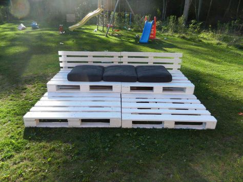 #Garden, #Lounge, #RepurposedPallet  Nice design for this new idea submitted by a Facebook fan. Make an easy outdoor corner. Perfect as bleachers to accommodate the family during children's shows :) Backyard Movie Night Seating, Movie Night Seating, Backyard Movie Night Party, Outdoor Movie Party, Backyard Movie Theaters, Backyard Movie Party, Outdoor Movie Theater, Pallet Lounge, Party Seating