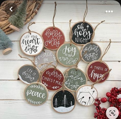 Wood Piece Christmas Ornaments, Wood Round Ornament Ideas, Handmade Wood Ornaments, Wooden Rounds Crafts, Diy Ornaments Wood, Wood Ornaments Diy Tree Slices, Christmas Craft Fair Ideas, Diy Wood Christmas Ornaments, Wood Slices Crafts