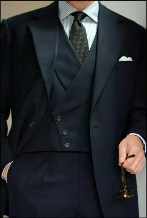 Dapper!!!!!! Dapper Fashion, A Man In A Suit, Man In A Suit, Der Gentleman, Classic Menswear, Board Meeting, Fashion Male, Bespoke Tailoring, Fashion Menswear