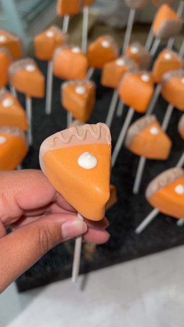 Cake Pop Decorations Ideas, Easy Halloween Cake Pops Ideas, Cake Pops Designs Thanksgiving, Fall Themed Sweets, Maple Cake Pops, Cute Fall Cake Pops, November Cake Pops, Thanks Giving Cakepops, Cute Desserts For Thanksgiving