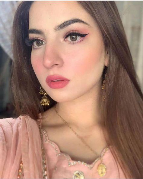 How To Thicken Eyebrows, Eid Makeup Look, Pakistani Makeup Looks, Bangs Cut, Eid Makeup, Pakistani Makeup, Light Makeup Looks, Bridal Makeup Images, Soft Makeup Looks