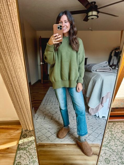 Bearpaw Slippers Outfit, How To Style Ugg Tasman Slippers, Jeans With Uggs Outfit, Socks Winter Outfit, Outfits With Uggs Tasman, Winter Outfit With Jeans, Outfit With Slippers, Outfits With Ugg Tasman Slippers, Rainy Winter Outfit