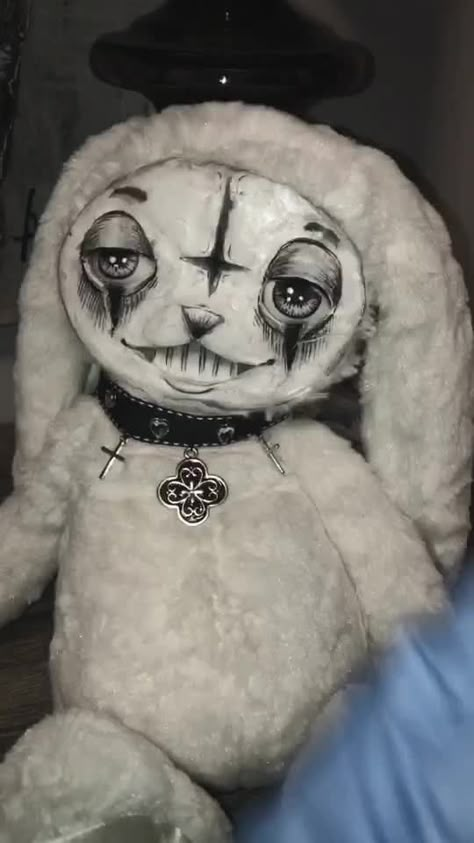 Creepy Plushies Aesthetic, Unique Stuffed Animals, Scary Stuffed Animals, Creepy Teddy Bear, Creepy Plushies, Scary Toys, Creepy Stuffed Animals, Creepy Cute Fashion, Diy Plush Dolls