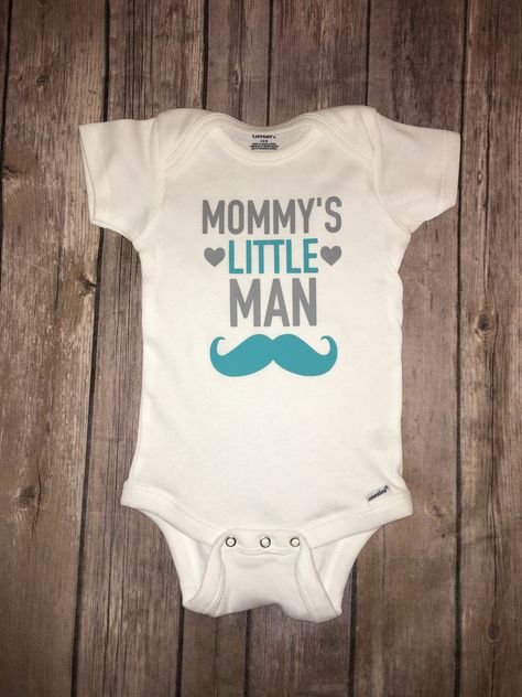 Mommy’s Little Man, Baby Onesie, Boy Shirt, Baby Shower Gift, Valentine’s Day, Mustache, Mother’s Day #mommy #littleman #babyshower #babyboy #onesie #mustache Baby Boy Onesies Diy, Boy Onsies, Cricut Baby, Baby Shower Gift Basket, Baby Boy Onesies, Boy Shirt, Boy Onesie, Gift Valentine, Trendy Baby