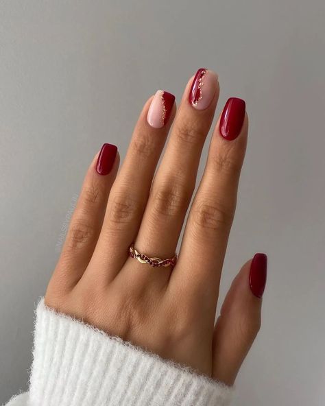 Looking for the perfect red and white Christmas nails? We have collected over 30 best ones to give you plenty of ideas for festive nail design. Burgundy Nail Designs, Ideas Uñas, Mani Ideas, Unghie Sfumate, 2023 Nails, Red Christmas Nails, Burgundy Nails, Festival Nails, Xmas Nails